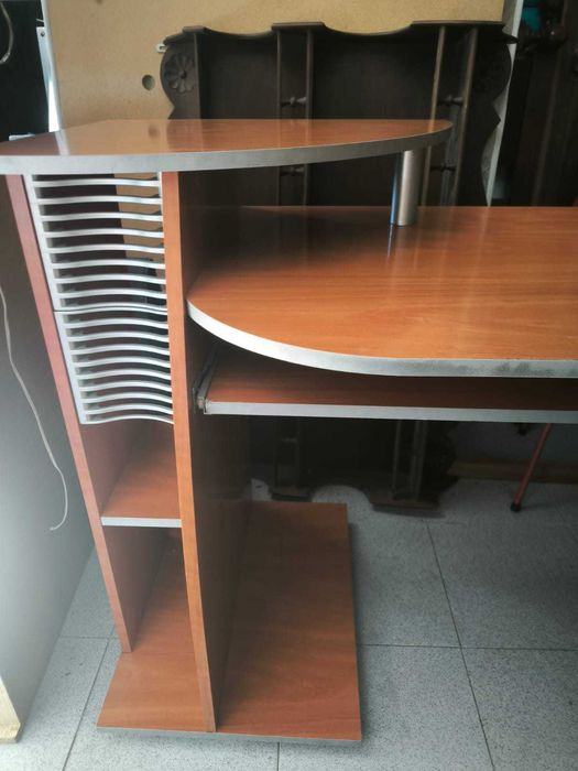 Secretária de Computador com Prateleiras e Tabuleiro Deslizante