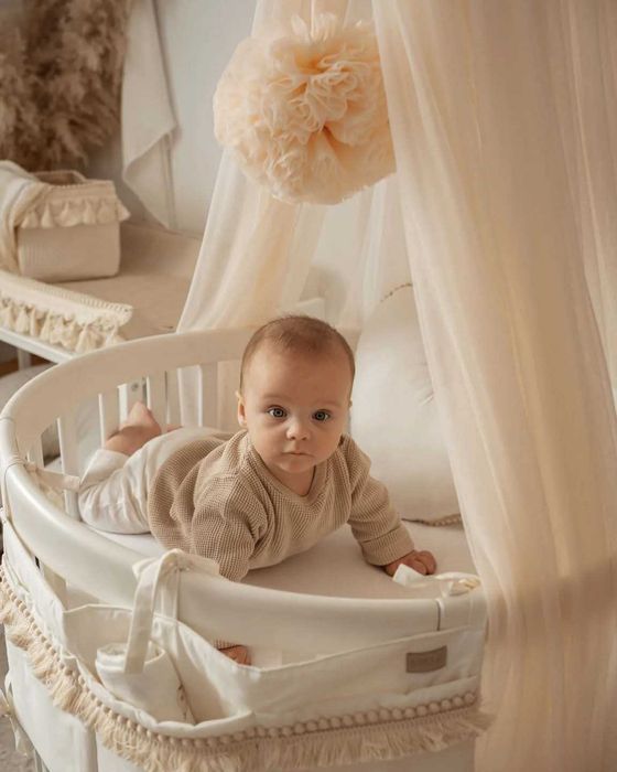 Rede de berço com pum pom, veu mosquiteiro