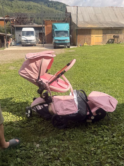 Дитяча коляска для дівчинки і носилка