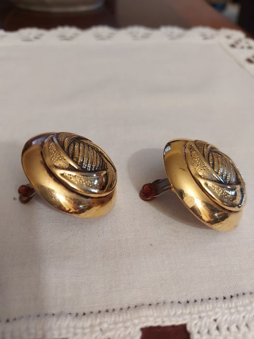 Brincos clip grandes redondos Dourados - 4cm.