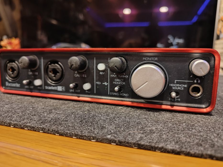 Mesa Behringer Xenyx X2442USB + Focusrite Scarlett 2i4 (com caixas)