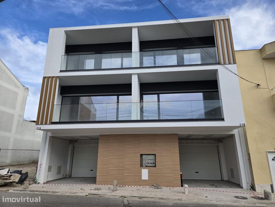 Moradia geminada T3 Moderna em Construção com Terraço Amplo e Garagem
