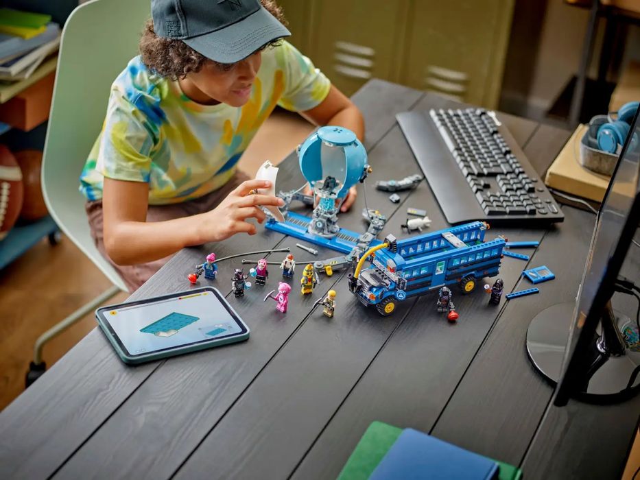 Fortnite Battle Bus — конструктор автобус 77073