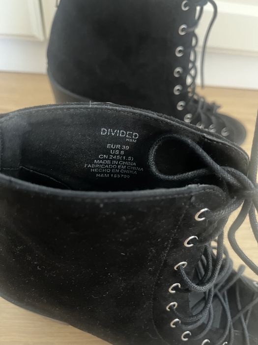 Buty na obcasie, wiązane, z odkrytymi palcami