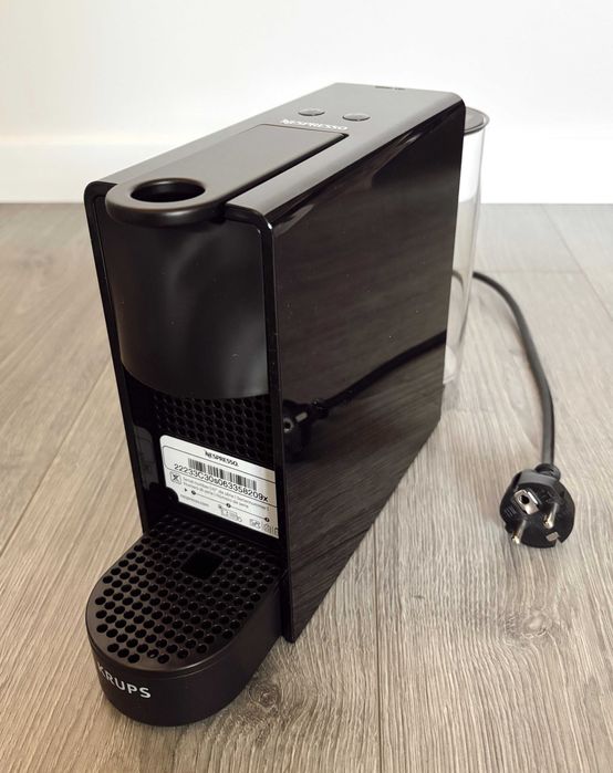 Máquina de café Nespresso Essenza Mini Preta (Nova e sem uso)