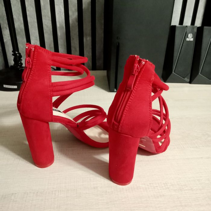 Buty na słupku  jak nowe