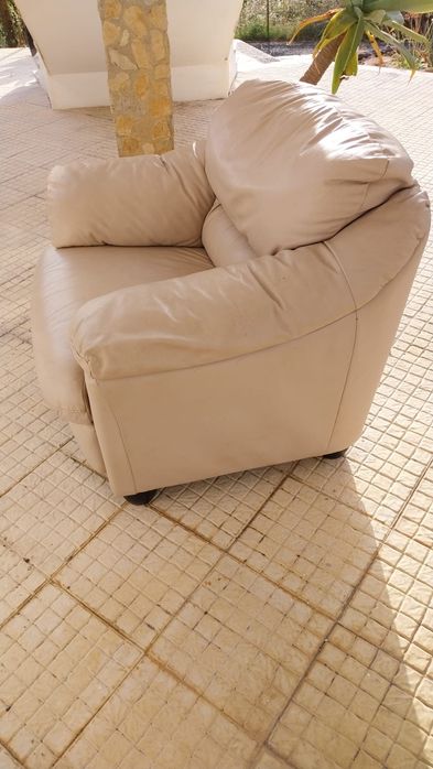 Poltrona Divani & Divani em pele creme