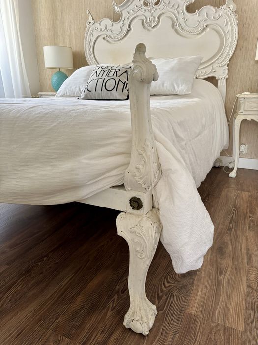 Cama vintage recuperada + 2 mesas de cabeceira