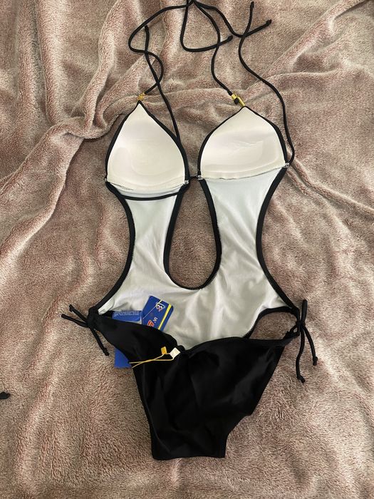 Продам 2 цельных очень красивых  сексуальных новых черных купальника