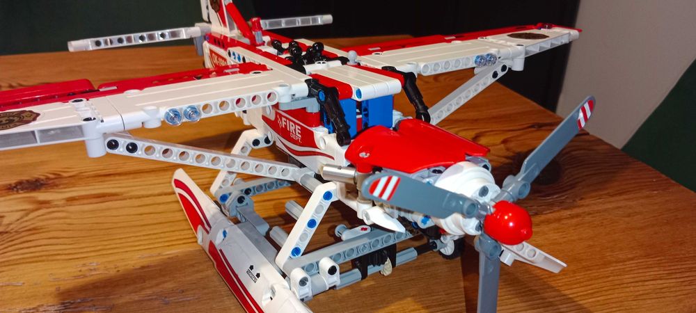 Lego Technic 42040 samolot strażacki 2w1