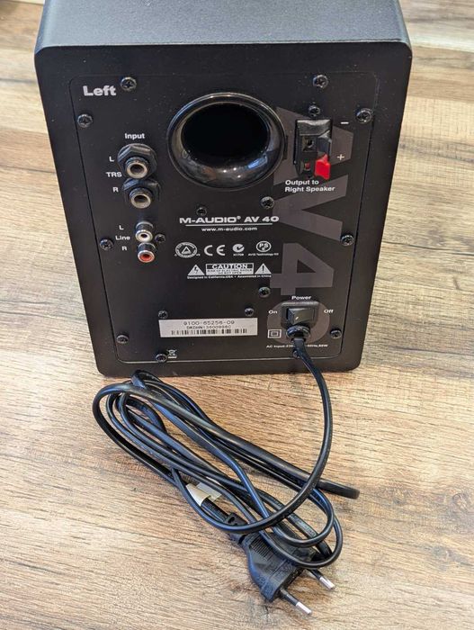 Часть от системы активных мониторов M-AUDIO STUDIOPHIL AV40 активная