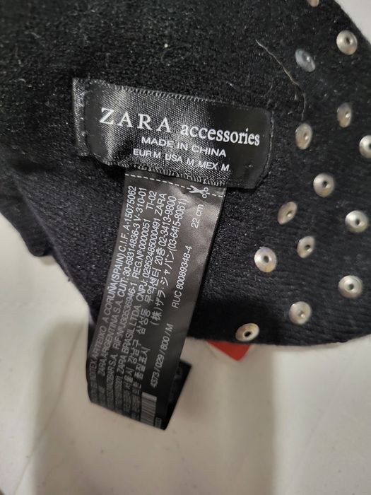 Czapka Zara ozdobiona złotymi ćwikami