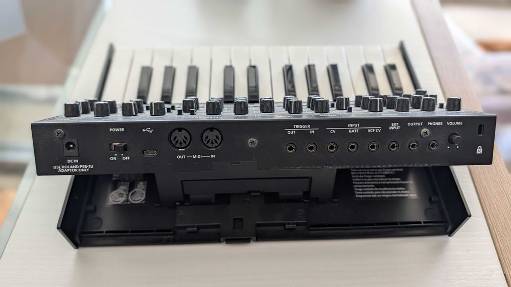 Roland Boutique SE-02 Sintetizador Analógico + K-25m Controller
