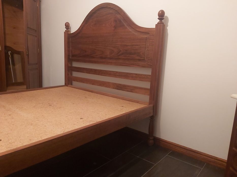 Cama antiga de madeira
