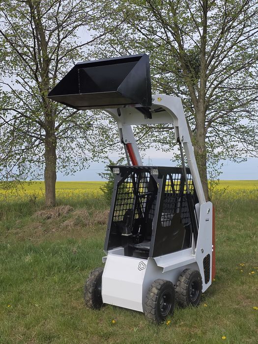 Mini ładowarka kołowa / Mini Skid Steer Loader – 700 kg udźwigu