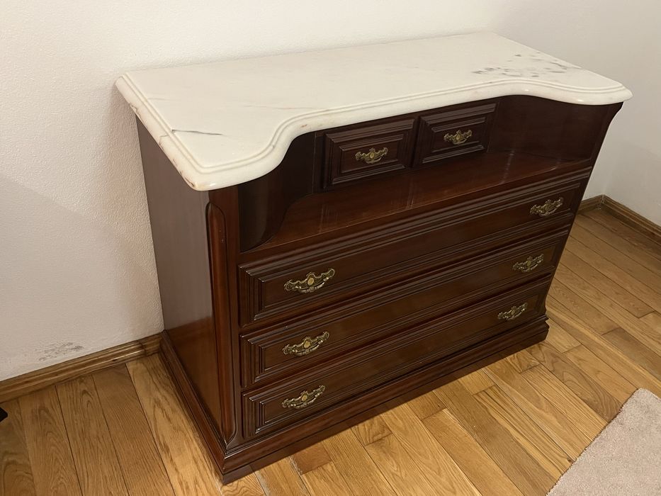 Comoda em mogno com tampo em marmore