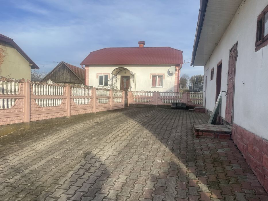Продається будинок з земельною ділянкою коло нього