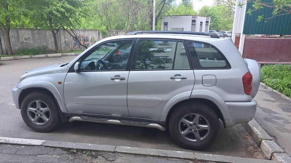 автомобиль тойото Rav 4