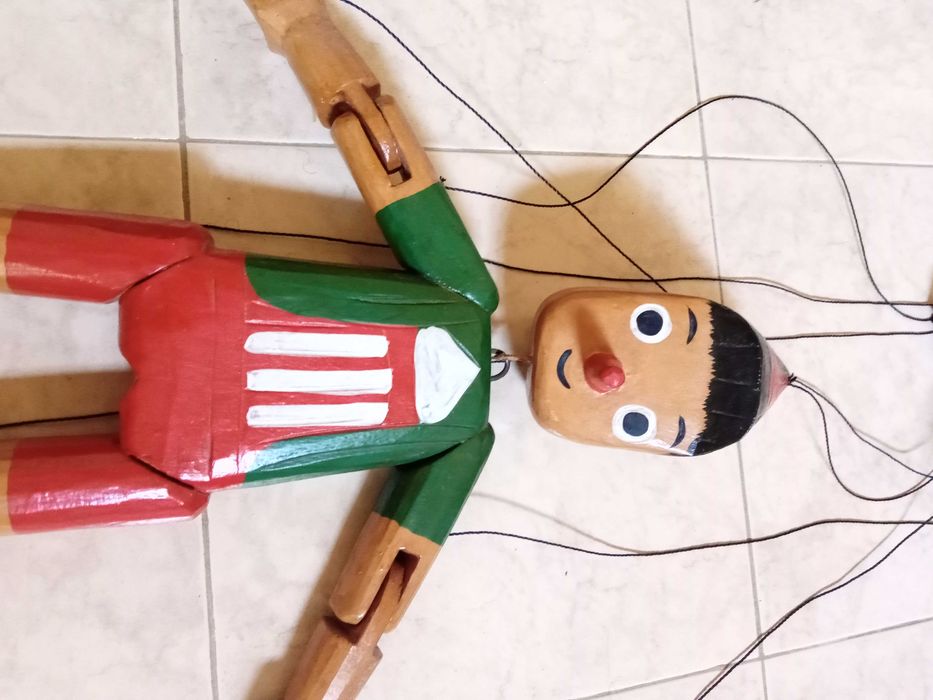 Marioneta antiga Pinóquio articulada em madeira, vinda de Itália