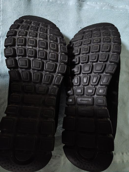 Ténis Skechers pretos impecáveis.