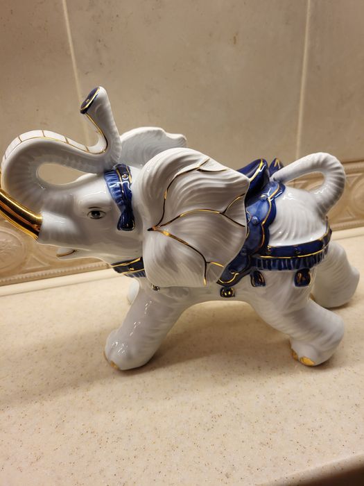 Статуэтки слон,фарфоровая девочка,свинка.
