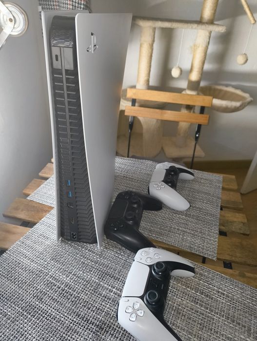 Consola Ps5 1T edição CD usada .. muito bom estado + jogo Forspoken64563931006722121