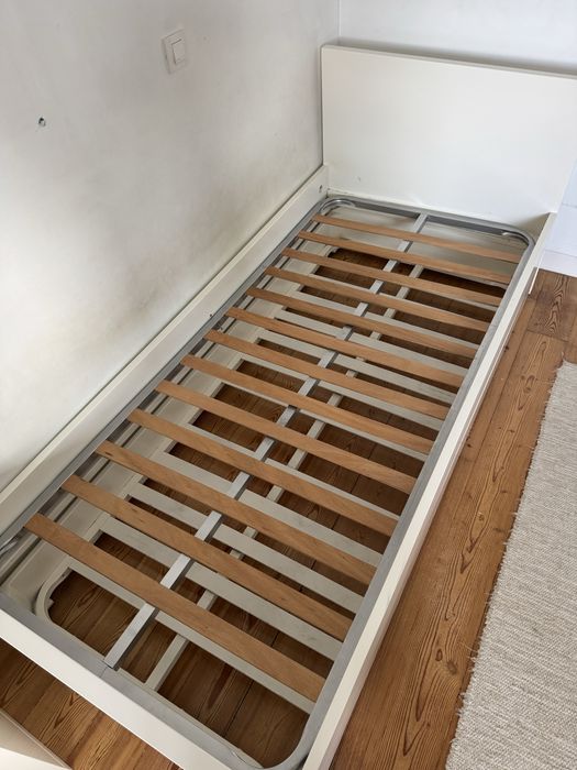 Cama individual de madeira maciça