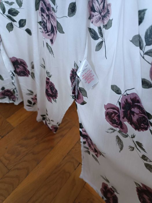 Biała narzuta z fioletowymi kwiatami