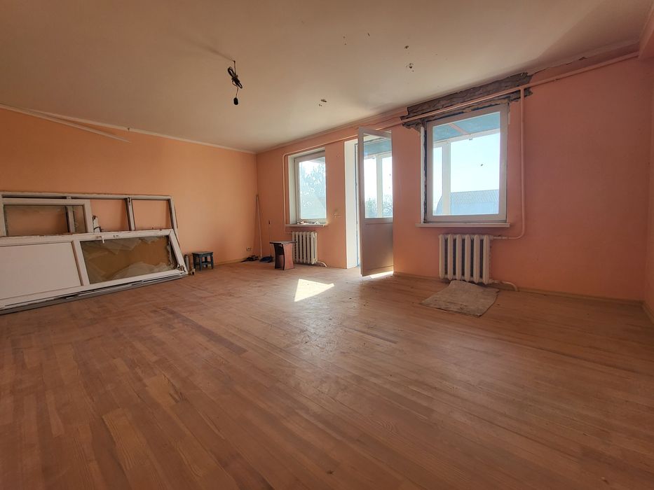 Добротний будинок з ділянкою 10 соток