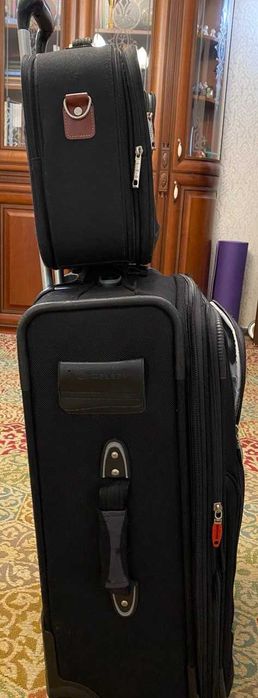 Велика валіза Delsey в гарному стані з/без маленької валізи
