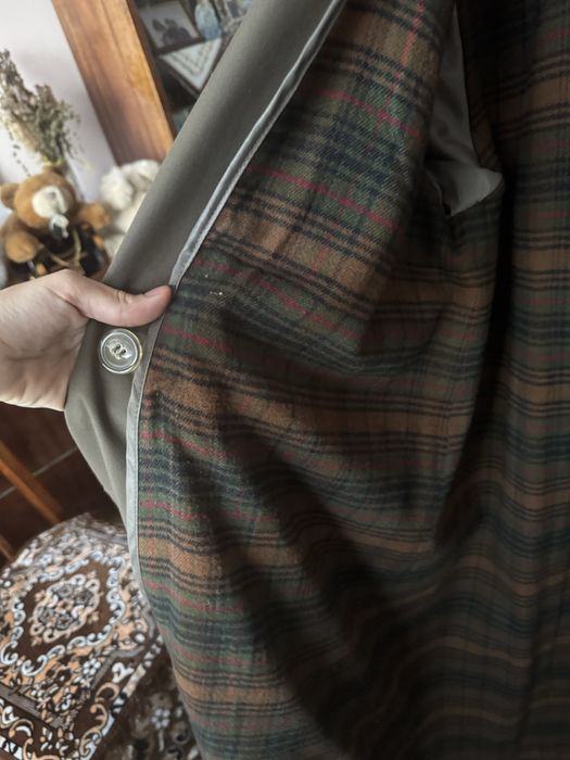 тренч (плащ) оливкового кольору, класичного крою