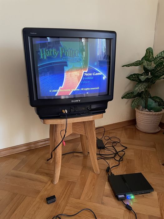 Sony Trinitron CRT TV pod retro gaming