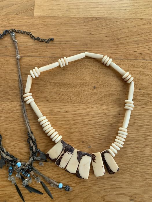 Colares de buzio e etnico