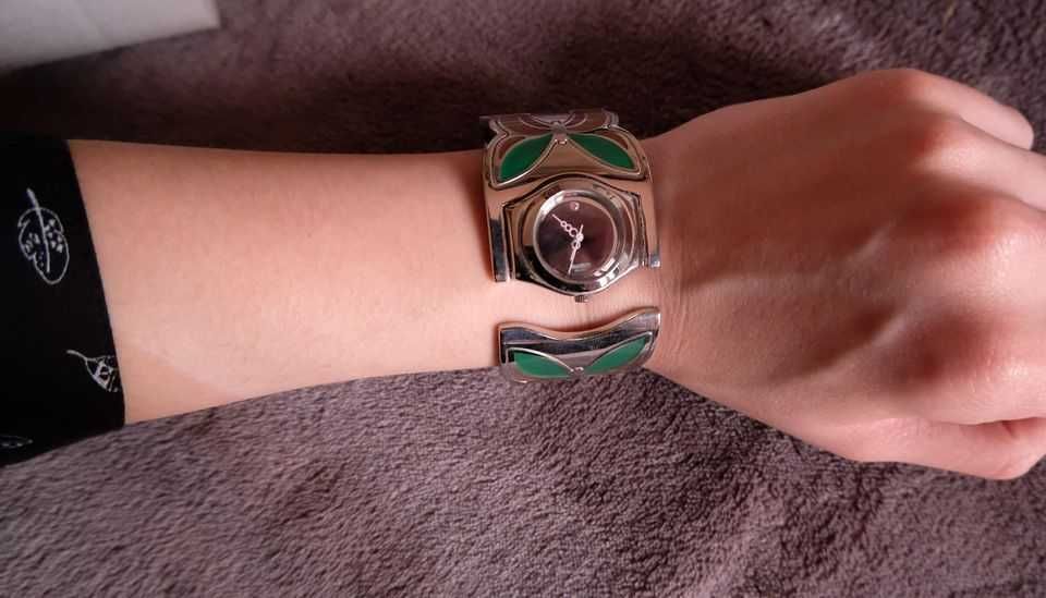 Relógio Swatch metálico de borboletas