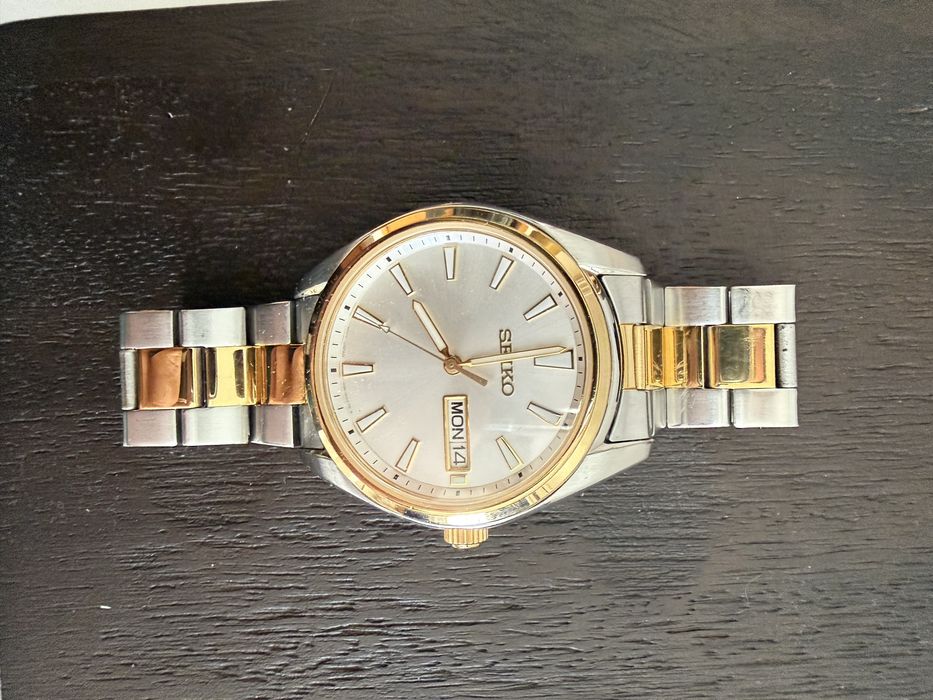 SEIKO – Bicolor, mostrador branco, dia/data