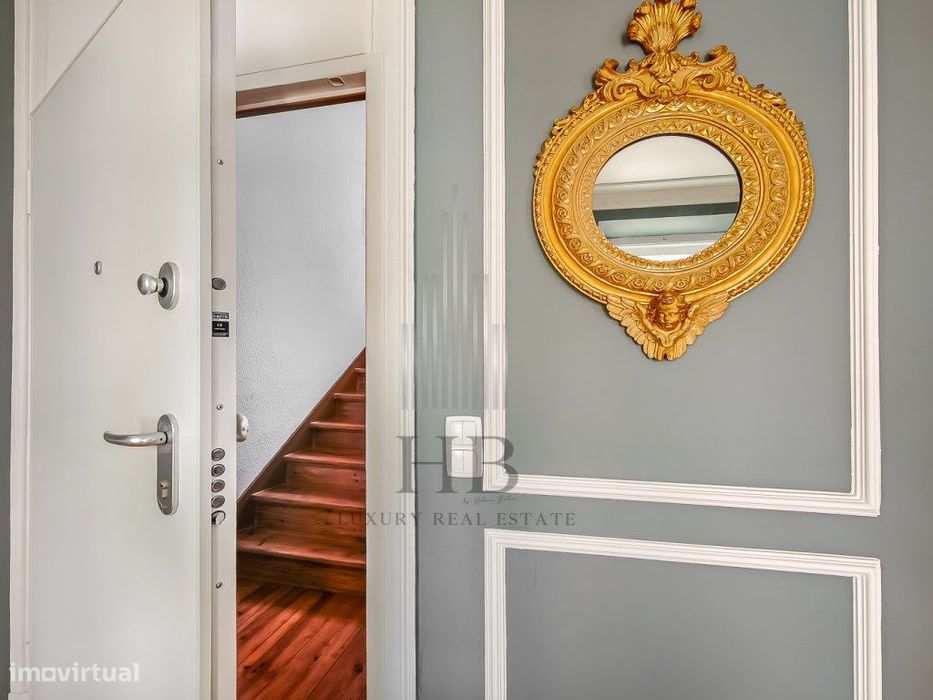 Apartamento T2 com Charme Clássico Renovado na Lapa | Lisboa