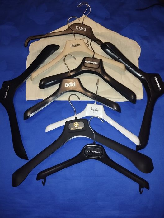 Брендові тремпеля вішалки для одягу.