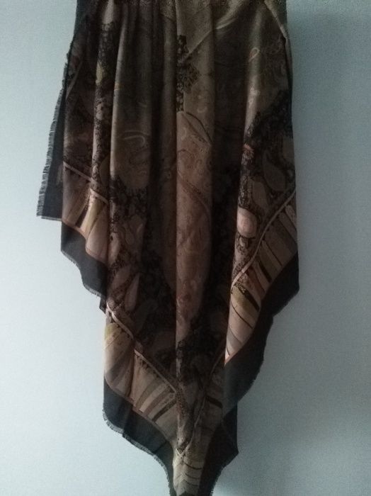 Chusta w kolorach brązu.