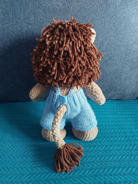В'язаний Лев у комбінезоні (амігурумі)