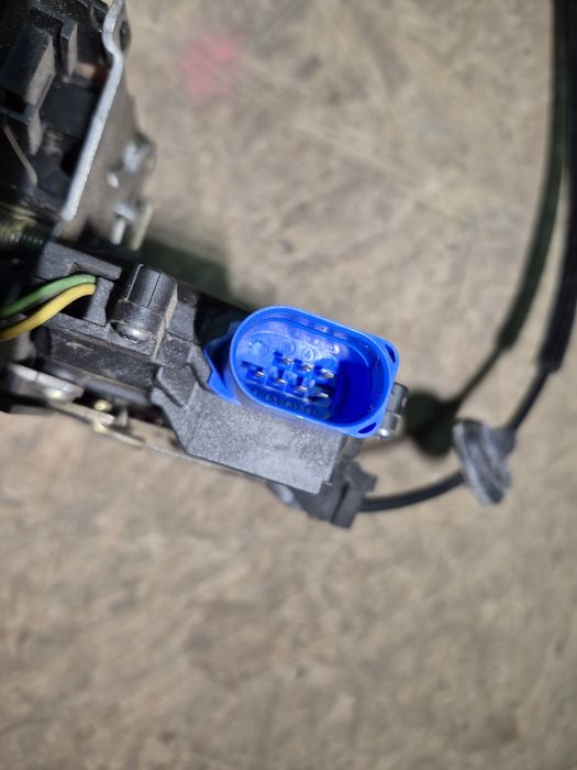 Oryginalny zamek prawy tył vw touran linka 7pin altea