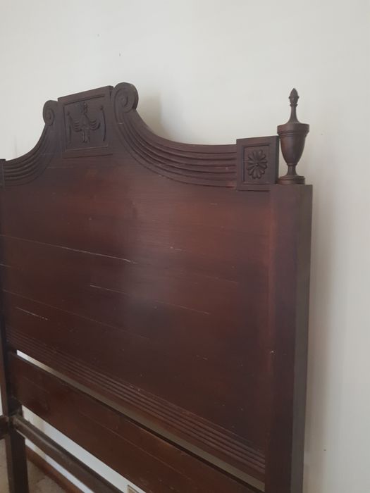 Imponente cama em madeira castanho