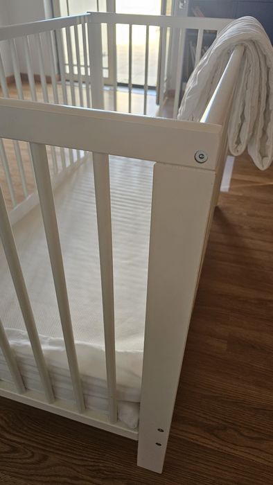 Berço branco com acessórios