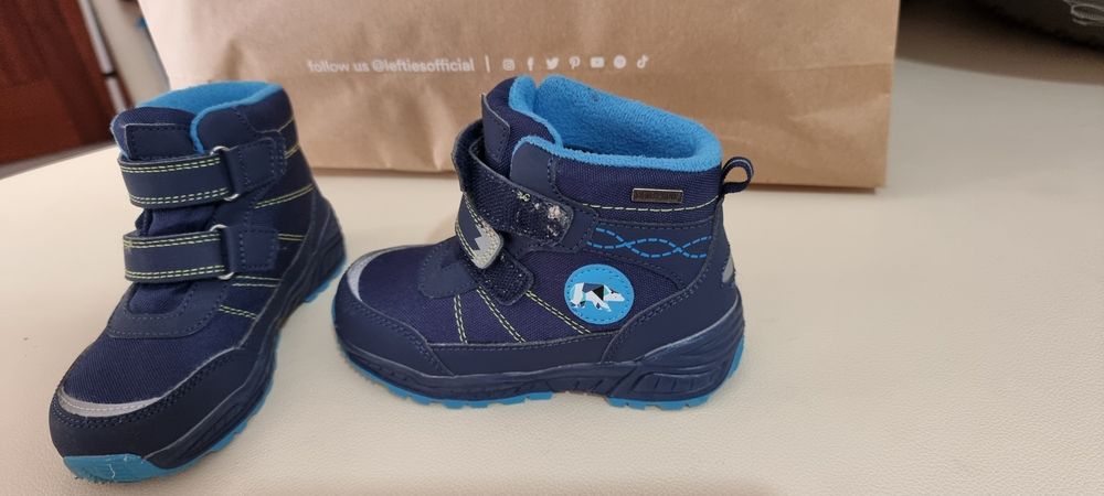 Vendo 2 pares de botas tamanho 25 e umas galochas tamanho 25.