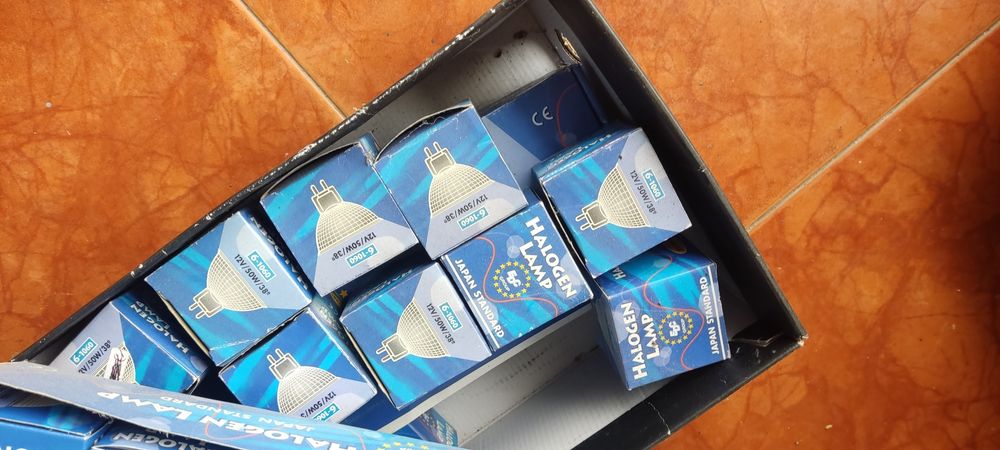 Desocupar _ 31 lâmpadas de halogéneo