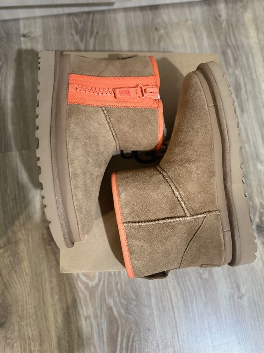 Жіночі UGG Women's Classic Mini Zipper Tape Logo Boot