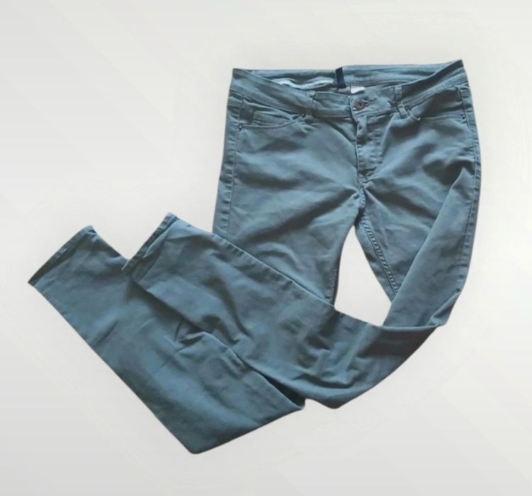 Stylowe, dopasowane, casualowe, miejskie spodnie h&M divided elegancki