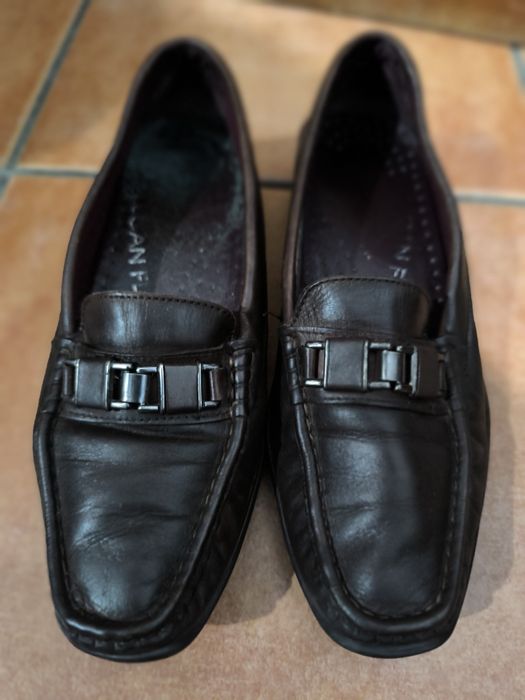 Mocassins castanhos de pele