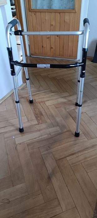 Chodzik dla starszej osoby