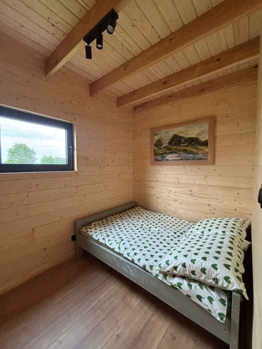 Domek między łąkami