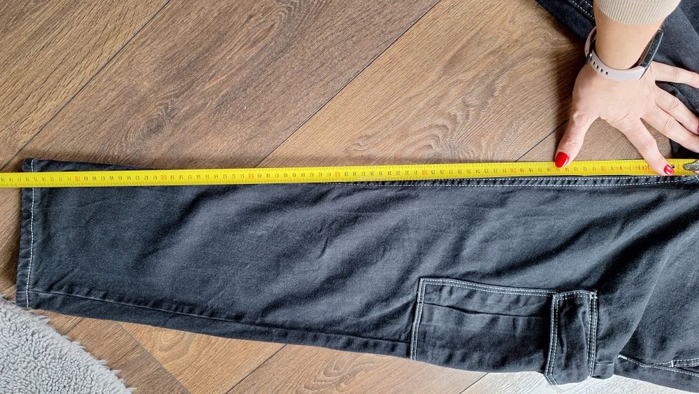 Czarne spodnie cargo, bojówki Bershka